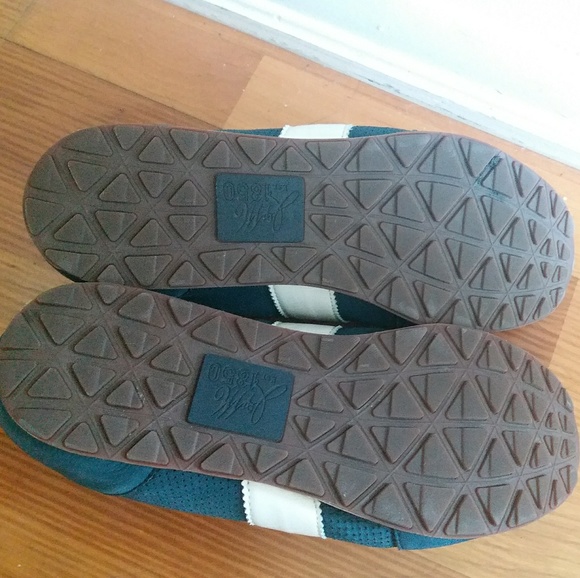 Sneakers - Picture 2 of 4